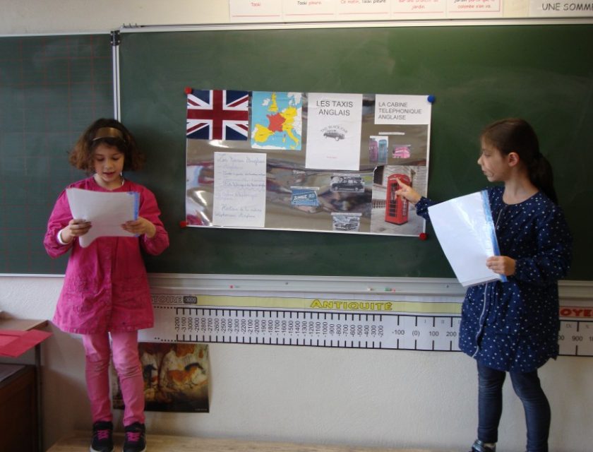 CHLOË ET OFELIA CABINES TELEPHONIQUES ET TAXIS